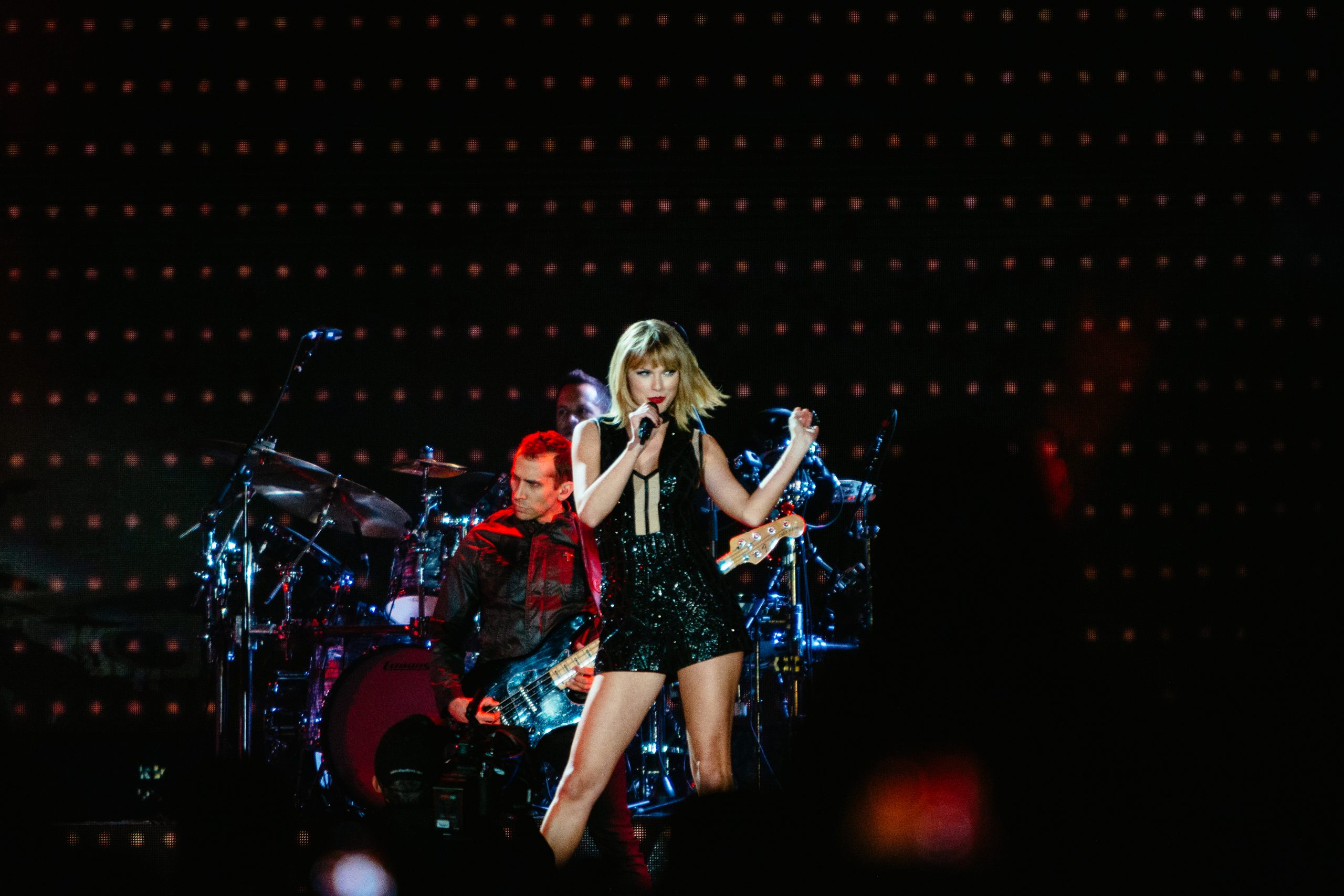 Taylor Swift performing at the 2016 Formula 1 United States Grand Prix